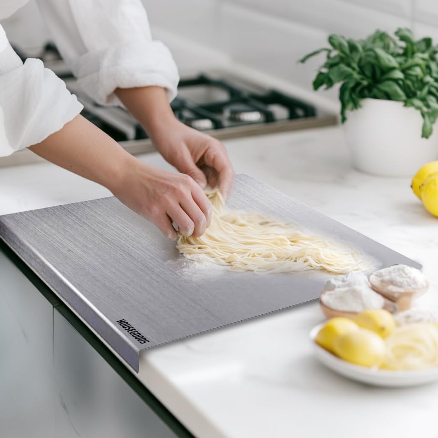 Planche INOX à découper en acier pour plan de travail de cuisine.