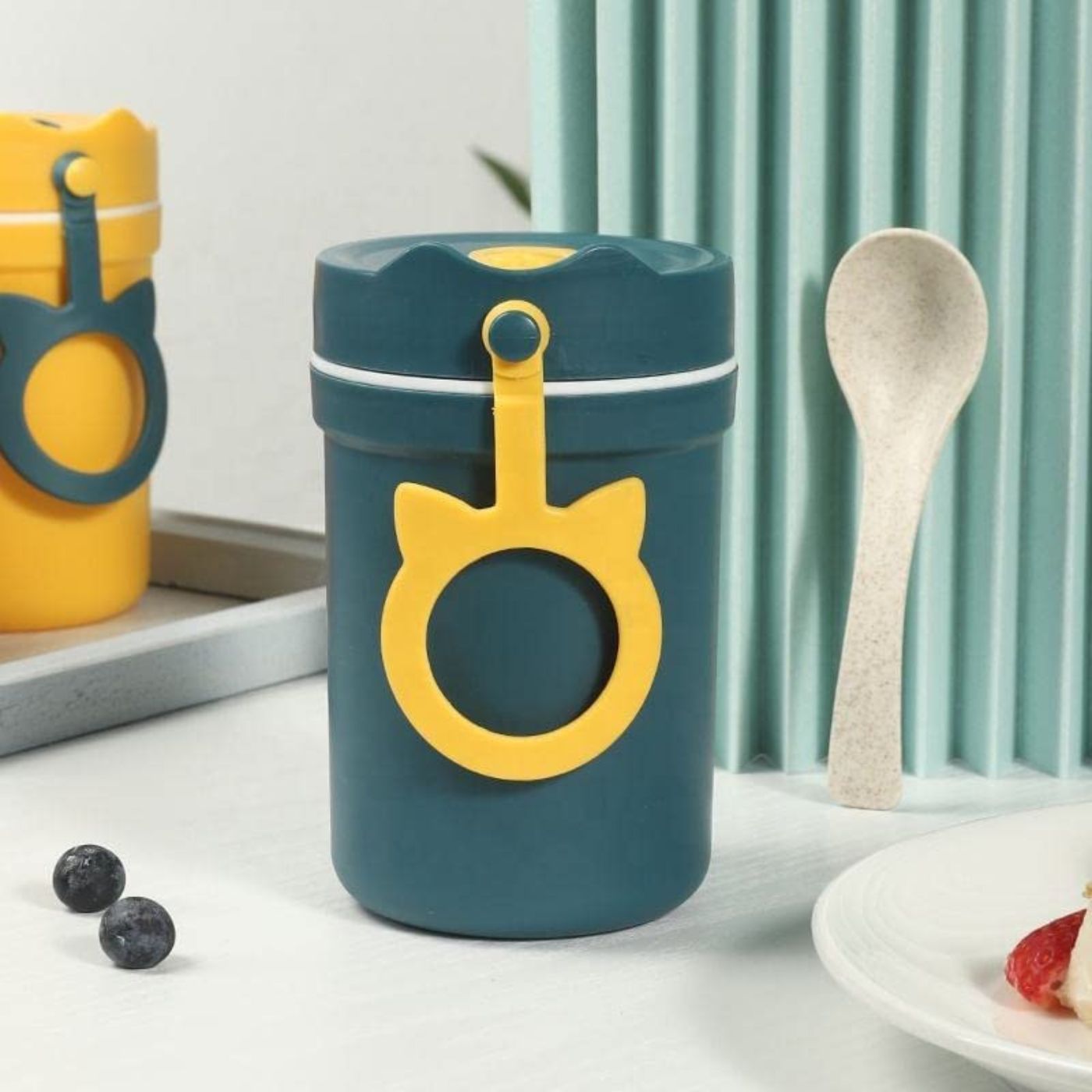 Boîte à lunch avec tasse à soupe, fourchette et cuillère